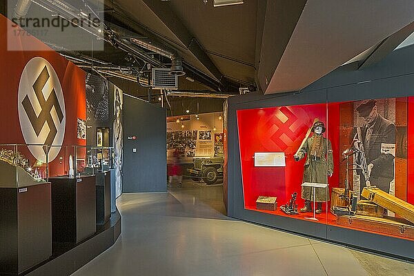 Bastogne Kriegsmuseum  Bastogne War Museum  Zweiter Weltkrieg  1940-1945  Uniform  Waffe  Soldaten  Bastogne  Ardennen  Belgien  Europa