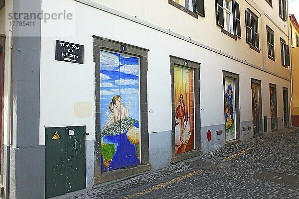 Streetart  bemalte Haustüren  verschiedene Künstler  Kunstprojekt artE pORtas abErtas  Altstadt  Funchal  Madeira  Portugal  Europa