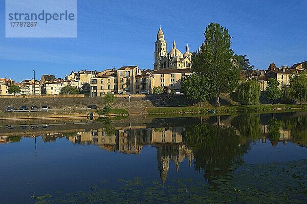 Kathedrale von Perigueux  Fluss Isle  Perigueux  Aquitanien  Dordogne  France  Perigord Blanc  Pilgerweg nach Santiago de Compostela  Jakobsweg