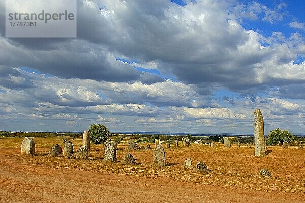 Cromeleque de Xarez  Megalithische Stätte bei Monsaraz  Telheiro  Bezirk Evora  Alentejo  Portugal  Europa