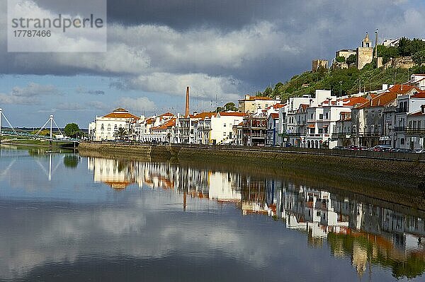 Alcacer do Sal  Fluss Sado  Bezirk SetubaL  Alentejo  Portugal  Europa