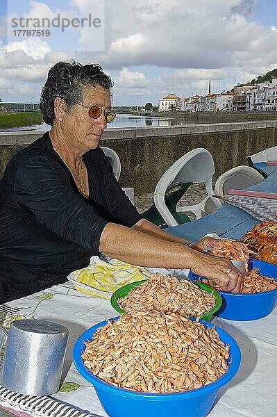 Alcacer do Sal  Fischersfrau verkauft Fisch  Bezirk SetubaL  Alentejo  Portugal  Europa