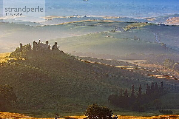 Val d'Orcia  Orcia-Tal  Morgennebel  Das Belvedere in der Morgendämmerung  UNESCO-Weltkulturerbe  San Quirico d'Orcia  Provinz Siena  Toskana  Landschaft der Toskana  Italien  Europa