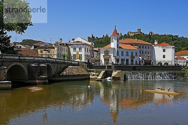 Renaissance-Brücke von Velha über den Fluss Nabao und Templerburg von Christus im Hintergrund  Tomar  Bezirk Santarem  Ribatejo  Portugal  Europa