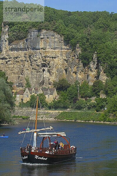 La Roque Gageac  Perigord  Fluss Dordogne  Fluss Dordogne  Touristisches Boot  Gabare Boot  Tour Boote  Dordogne Tal  Perigord Noir  Aquitaine  Frankreich  Europa