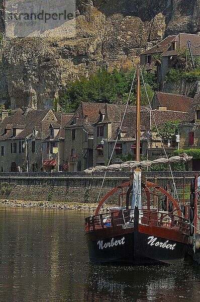 La Roque Gageac  Perigord  Fluss Dordogne  Fluss Dordogne  Touristisches Boot  Gabare Boot  Tour Boote  Dordogne Tal  Perigord Noir  Aquitaine  Frankreich  Europa