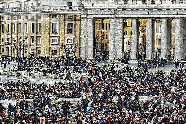 Petersplatz während Papstaudienz  Vatikan  Rom  Italien  Europa