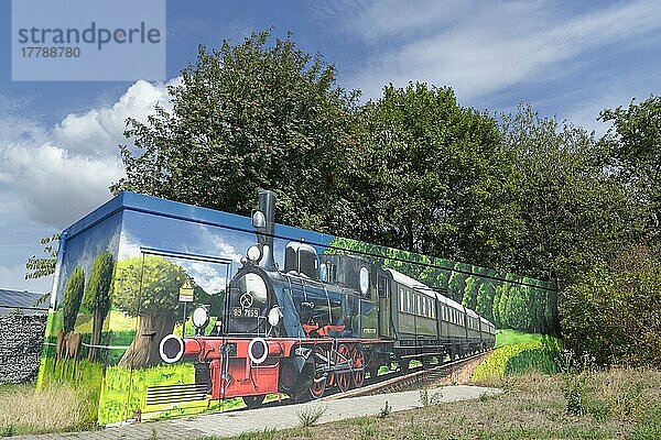 Stromverteilerkasten bemalt mit alter Eisenbahn  Kempen  Nordrhein-Westfalen  Deutschland  Europa