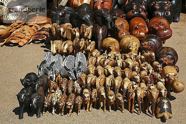 Souvenirstände  geschnitzte Tierfiguren  Masken und andere Andenken  Blyde River Canyon  Panorama Route  Provinz Mpumalanga  Republik Südafrika  Afrika