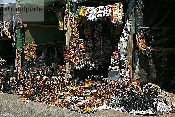 Souvenirstände mit geschnitzten Tierfiguren und Andenken  Blyde River Canyon  Panorama Route  Provinz Mpumalanga  Republik Südafrika  Afrika