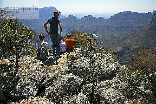 Touristen schauen in den Blyde River Canyon  Panorama Route  Provinz Mpumalanga  Sueddafrika