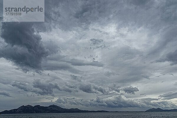 Blick auf die Halbinsel von Alcudia  Platja Formentor  Mallorca  Balearen  Spanien  Europa