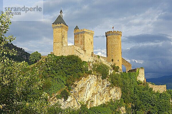 Burg von Foix  Chateau de Foix  Midi Pyrenees  Pyrenäen  Schloss Foix  Frankreich  Europa