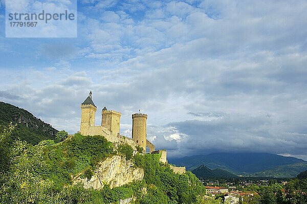 Burg von Foix  Chateau de Foix  Midi Pyrenees  Pyrenäen  Schloss Foix  Frankreich  Europa