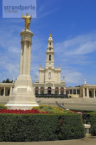 Kirche Santuario de Fatima  Wallfahrtsort Fatima  Centro  alte Basilika  Fatimasäule  Portugal  Europa