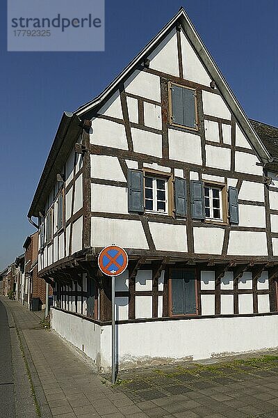 Das weiße Haus  Niederembt  Elsdorf  Rhein-Erft-Kreis  Nordrhein-Westfalen  Deutschland  Europa