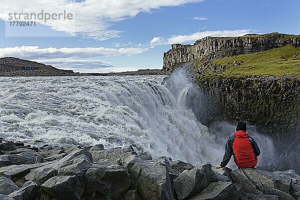 Frau am Dettifoss  Schlucht Jökulsargljufur  Joekulsa a Fjöllum  Jökulsargljufur Nationalpark  Nordisland  Island  Europa