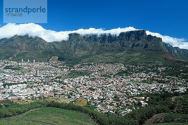 View on Capetown in December  South_Africa  Blick auf Kapstadt mit Tafelberg im Dezember  Südafrika  Übersicht  overview  Querformat  horizontal  Stadtansicht  Stadtbild  townscape  cityscape