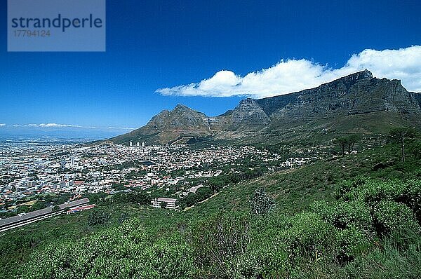 View on Capetown  South_Africa  Blick auf Kapstadt mit Tafelberg  Südafrika  Querformat  horizontal  Stadtansicht  Stadtbild  townscape  cityscape