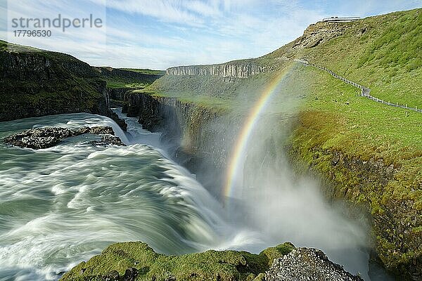 Regenbogen über Wasserfall Gullfoss  Fluss Hvita  Haukadalur  Goldener Ring  Goldenes Dreieck  Sudurland  Island  Europa