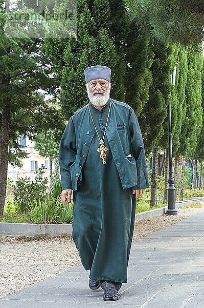Orthodoxer Papst beim Spaziergang in einem Park  Tiflis  Georgien  Kaukasus  Naher Osten  Nur für redaktionelle Zwecke  Asien
