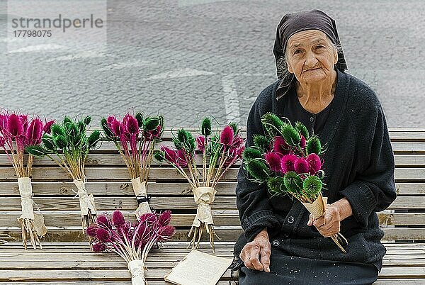 Georgische Frau verkauft Blumen auf einer Bank  Freiheitsplatz  Tiflis  Georgien  Kaukasus  Naher Osten  Nur für redaktionellen Gebrauch  Asien