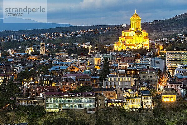 Kathedrale der Heiligen Dreifaltigkeit und Tiflis bei Nacht  Georgien  Kaukasus  Naher Osten  Asien