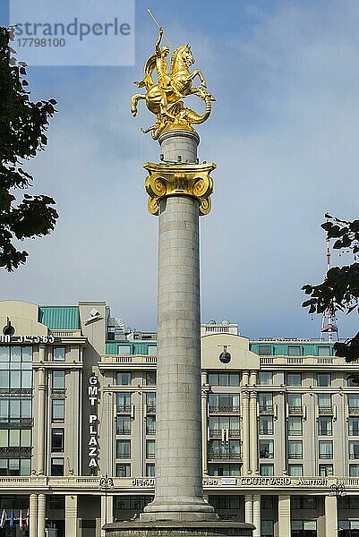 Freiheitsplatz und goldene Statue des Heiligen Georg im Kampf mit dem Drachen  Tiflis  Georgien  Kaukasus  Naher Osten  Asien