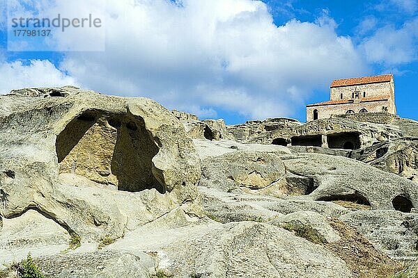 Christliche Fürstenbasilika aus dem 10. Jahrhundert mit Blick auf die Höhlenstadt Uplistsikhe  die Festung des Herrn  Gori  Bezirk Shida Kartli  Georgien  Asien