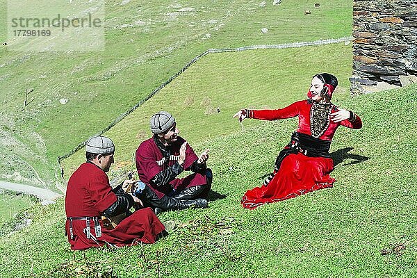 Georgische Menschen einer folkloristischen Gruppe spielen Panduri und tanzen in traditioneller georgischer Kleidung  Nur für redaktionelle Zwecke  Ushguli  Region Swanetien  Georgien  Asien