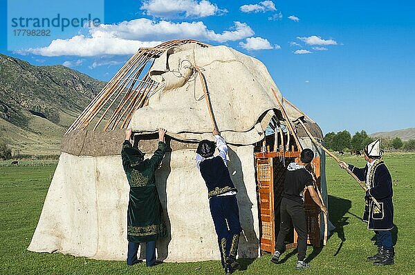 Kasachische Männer beim Aufbau einer Jurte  Nur zur redaktionellen Verwendung  Dorf Sati  Tien Shan-Gebirge  Kasachstan  Asien