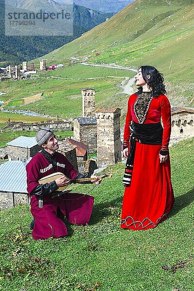 Georgische Menschen der Folkloregruppe spielen Panduri und tanzen in traditioneller georgischer Kleidung  Nur für redaktionelle Zwecke  Ushguli  Svaneti Region  Georgien  Asien