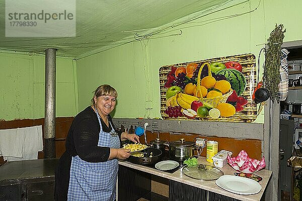 Georgische Frau beim Zubereiten von Pommes frites  Dorf Ushguli  Region Swanetien  Georgien  Kaukasus  Naher Osten  Nur für redaktionelle Zwecke  Asien
