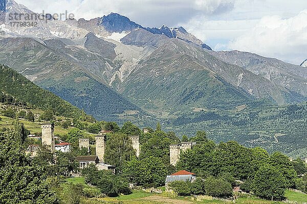 Traditionelle svanetische Türme im Shkhara-Gebirge  Unesco-Weltkulturerbe  Dorf Legeri  Mestia  Region Svaneti  Georgien  Asien