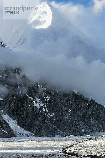 Engilchek-Gletscher und Khan Tengri-Berg  Zentrales Tian Shan-Gebirge  Grenze zwischen Kirgisistan un  Kirgisistan  China  Asien