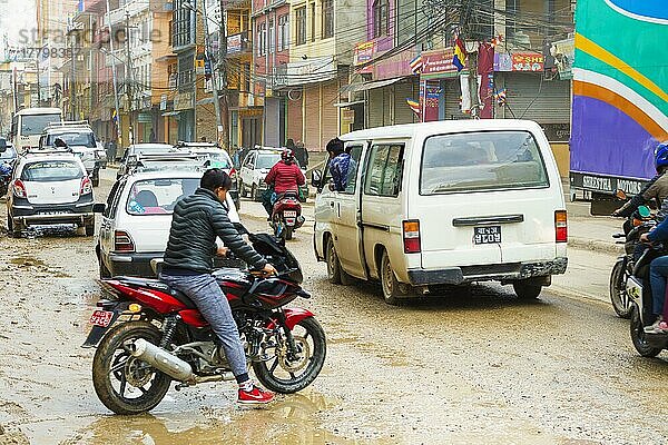 Verkehr im Stadtteil Thamel  Kathmandu  Nepal  Asien