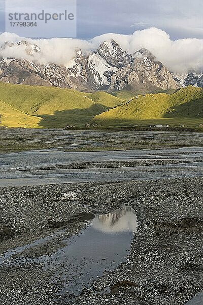 Fluss aus dem Kol-Suu-Gebirge  Kurumduk-Tal  Provinz Naryn  Kirgisistan  Zentralasien