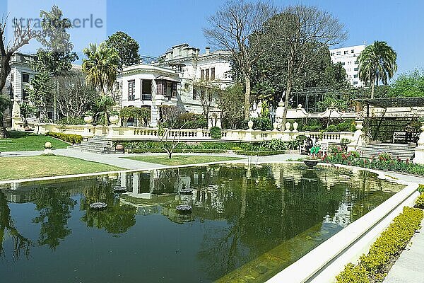 Garten der Träume  Galeriegebäude und Teich  Kaiser Mahal Palace  Bezirk Thamel  Kathmandu  Nepal  Asien