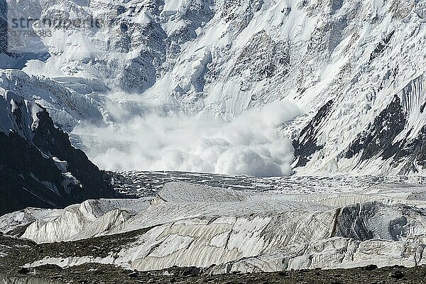 Lawine in der Nähe des Basislagers  Pabeda-Khan Tengry Gletschermassiv  Zentrales Tien Shan Gebirge  Grenze zwischen Kirgisistan un  Kirgisistan  China  Asien