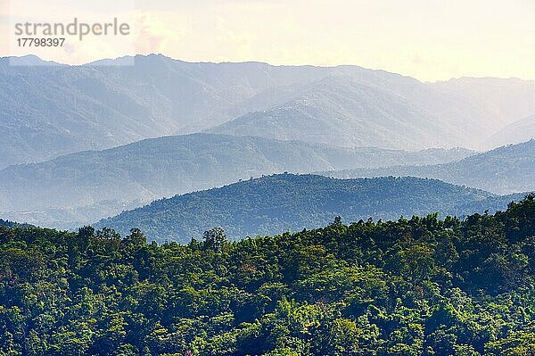 Blick über die Hügel rund um die Stadt Kohima  Nagaland  Indien  Asien