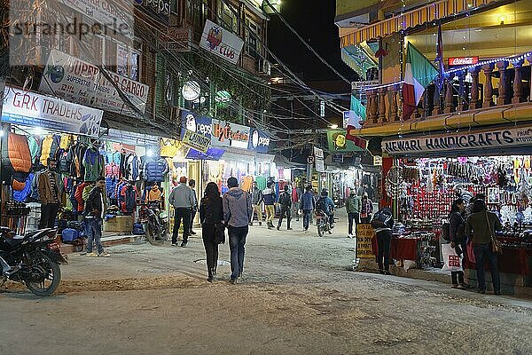 Stadtteil Thamel bei Nacht  Kathmandu  Nepal  Asien