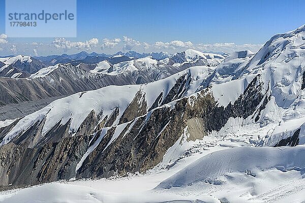 Luftaufnahme über das zentrale Tian Shan-Gebirge  Grenze zwischen Kirgisistan un  Kirgisistan  China  Asien