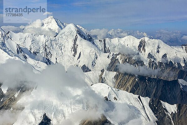 Luftaufnahme über das zentrale Tian Shan-Gebirge  Grenze zwischen Kirgisistan un  Kirgisistan  China  Asien