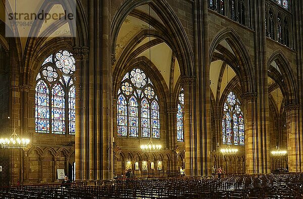 Münster Notre-Dame  Innenraum  Glasfenster  Straßburg  Elsass  Departement Bas-Rhin  Frankreich  Europa