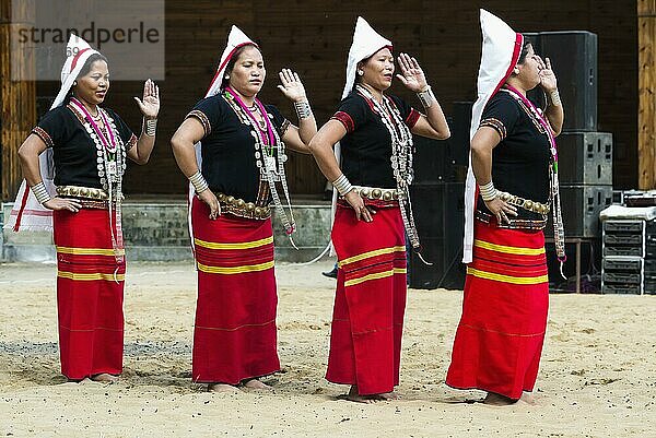Rituelle Stammestänze beim Hornbill Festival  Kohima  Nagaland  Indien  Asien