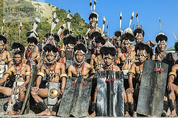 Darsteller versammeln sich beim Hornbill Festival  Kohima  Nagaland  Indien  Asien