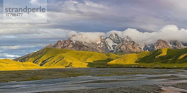 Fluss aus dem Kol-Suu-Gebirge  Kurumduk-Tal  Provinz Naryn  Kirgisistan  Zentralasien
