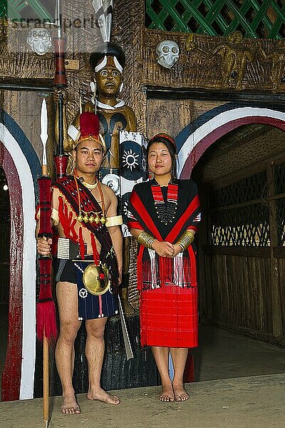 Naga-Stammesangehörige in traditioneller Kleidung  Kisima Nagaland Hornbill Festival  Kohima  Nagaland  Indien  Asien