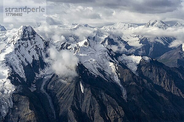 Luftaufnahme über das zentrale Tian Shan-Gebirge  Grenze zwischen Kirgisistan un  Kirgisistan  China  Asien