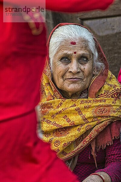 Nepalesische Frau mit Nasenschmuck und Kopftuch  Bandipur  Bezirk Tanahun  Nepal  Asien